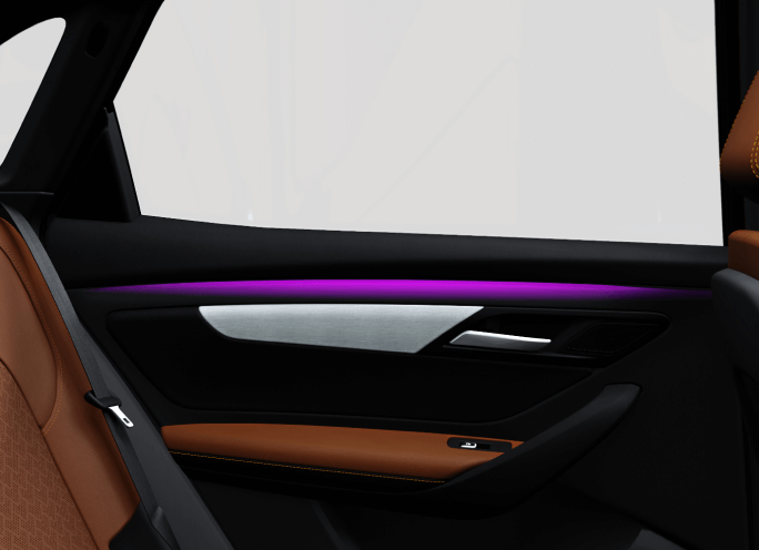 L'éclairage d'ambiance personnalisable du VF 8 s'adapte à votre humeur.