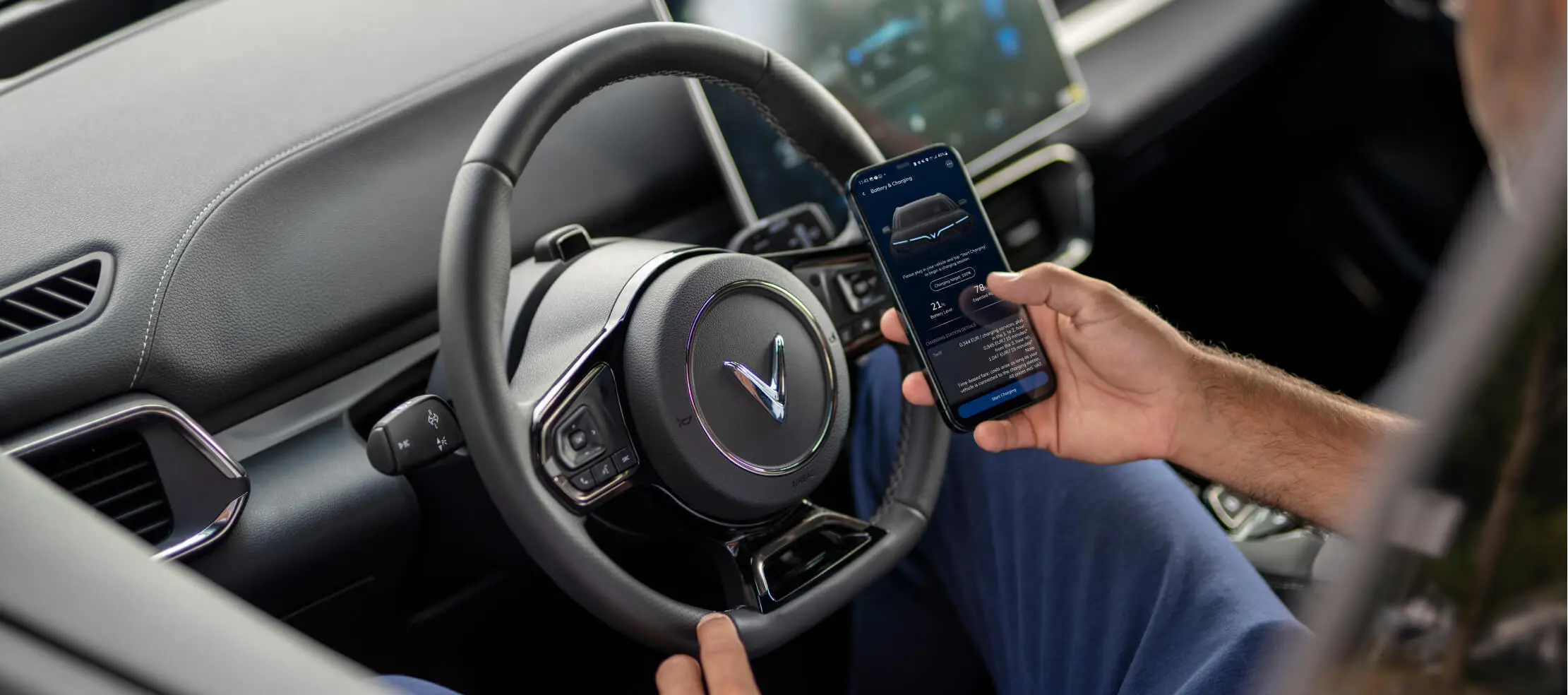 Avec la C-App VinFast, les clients ont accès à tous les produits et services VinFast. Les clients peuvent accéder aux données du véhicule, le contrôler à distance, parcourir les fonctionnalités de navigation, réserver un rendez-vous d'entretien et obtenir une assistance sur la route.